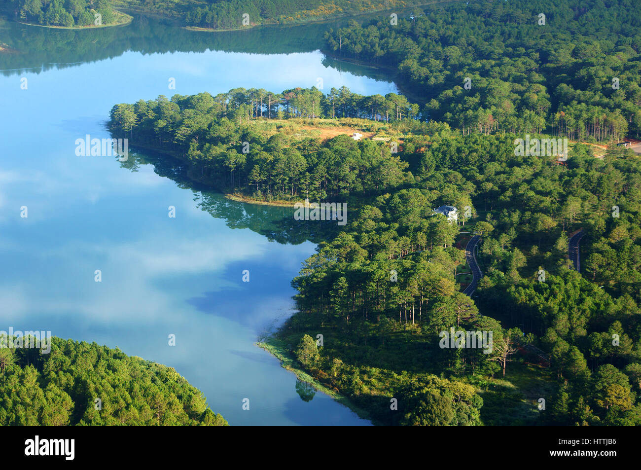 Fantastische Landschaft von Eco-See für Reisen in Dalat, Viet Nam, frische Atmosphäre, Villa unter Wald, Eindruck Form der Hügel und Berge vom hohen v Stockfoto