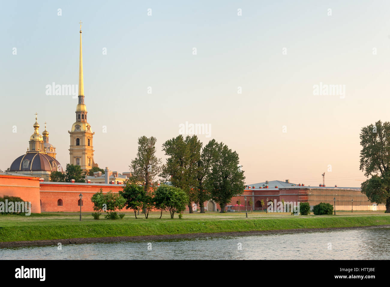 Peter und Paul Festung und die Kathedrale im Sommer Sonnenuntergang, Sankt Petersburg Stockfoto