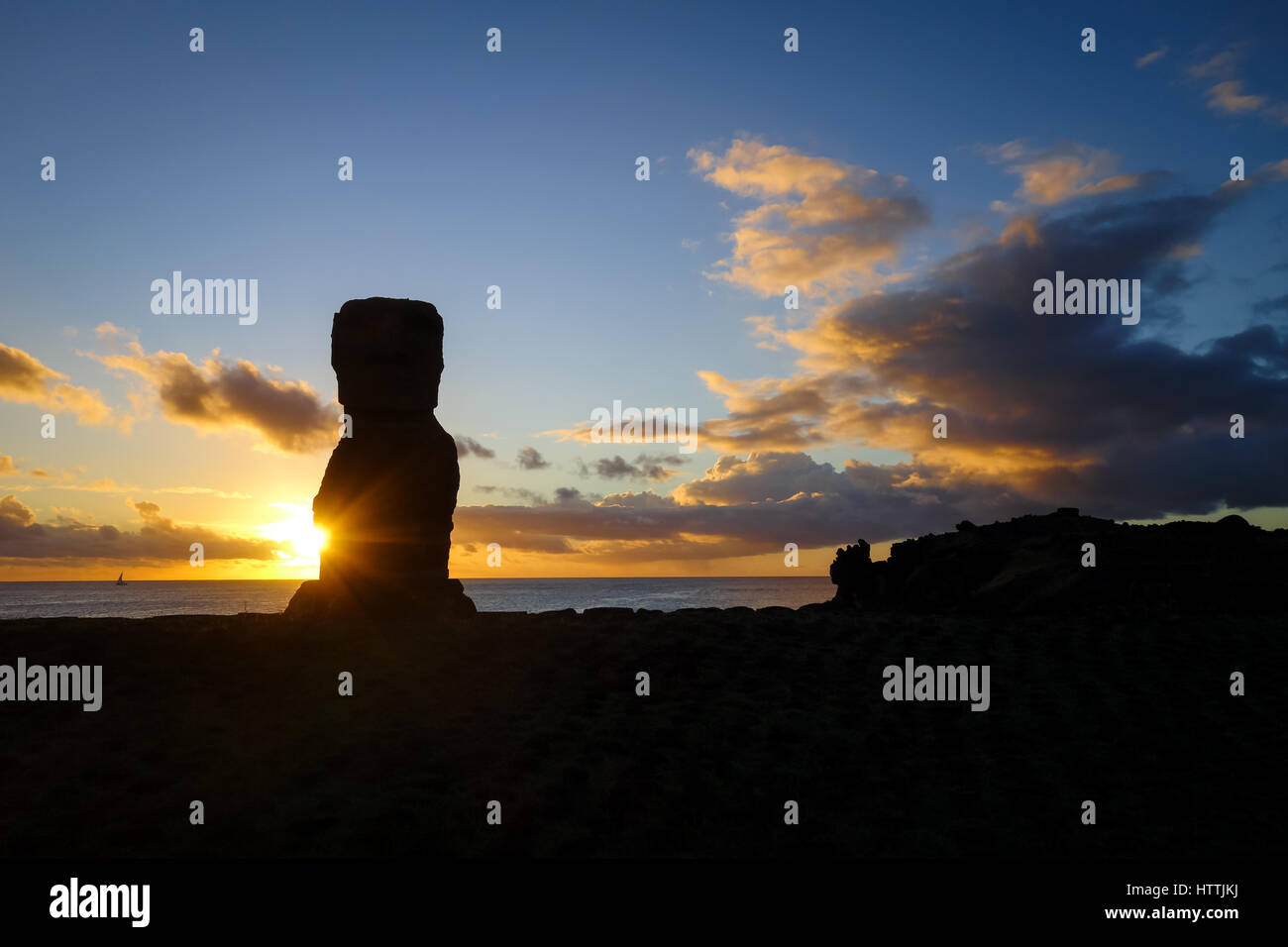 Moai-Statue Ahu Akapu bei Sonnenuntergang, Osterinsel, Chile Stockfoto