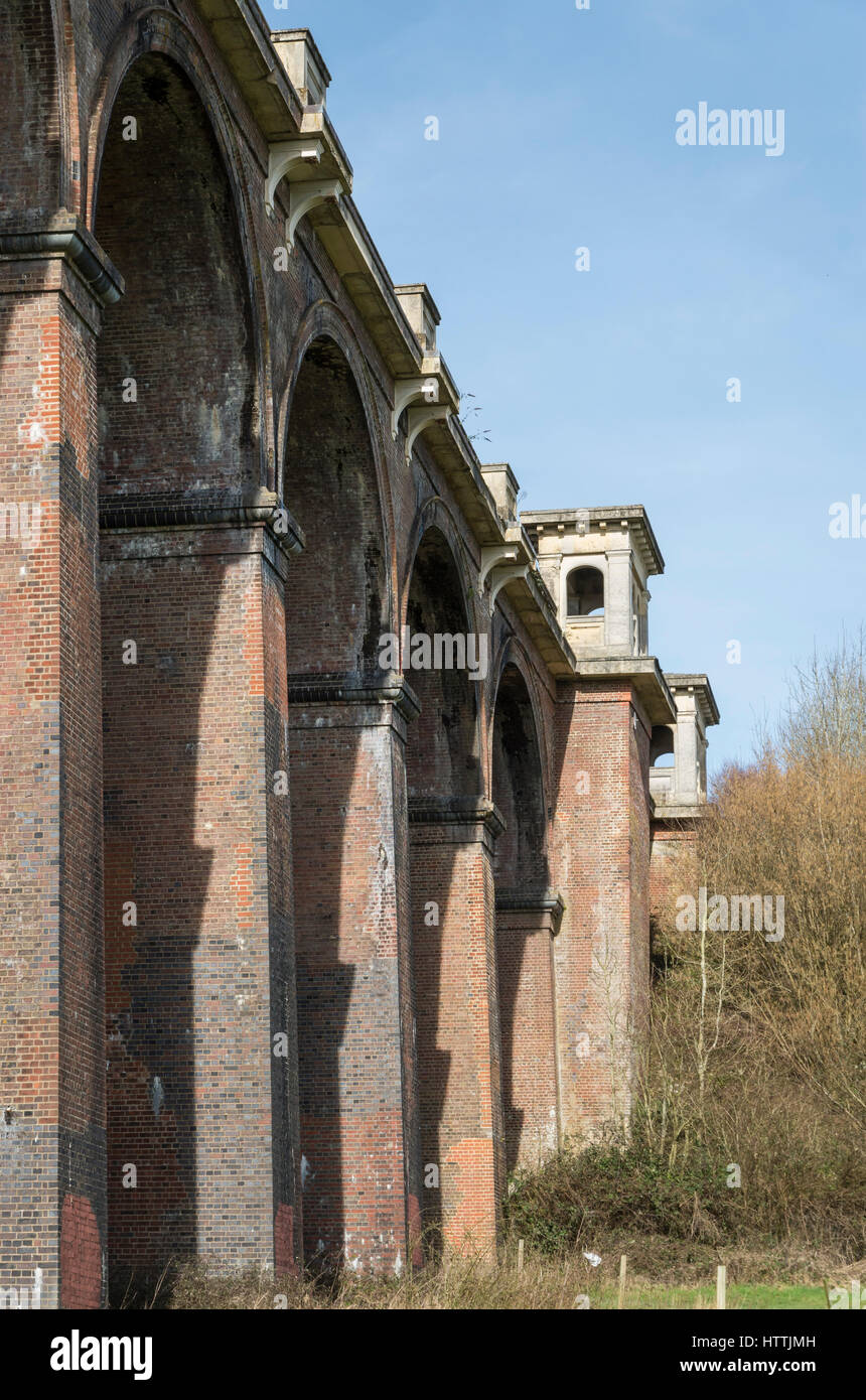 Blick entlang der Ouse Valley (Balcombe) Viadukt, West Sussex, UK, in Richtung der viereckige Turm Stockfoto