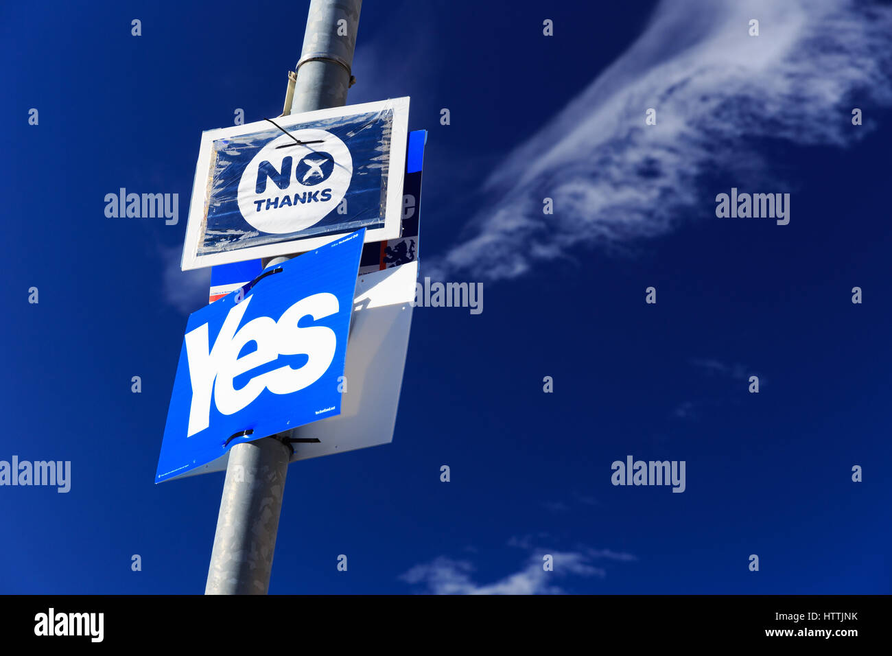 Schottischen Unabhängigkeitsreferendum 2014: Ja/Nein Anzeichen auf einen Laternenpfahl in Nairn angezeigt. Stockfoto