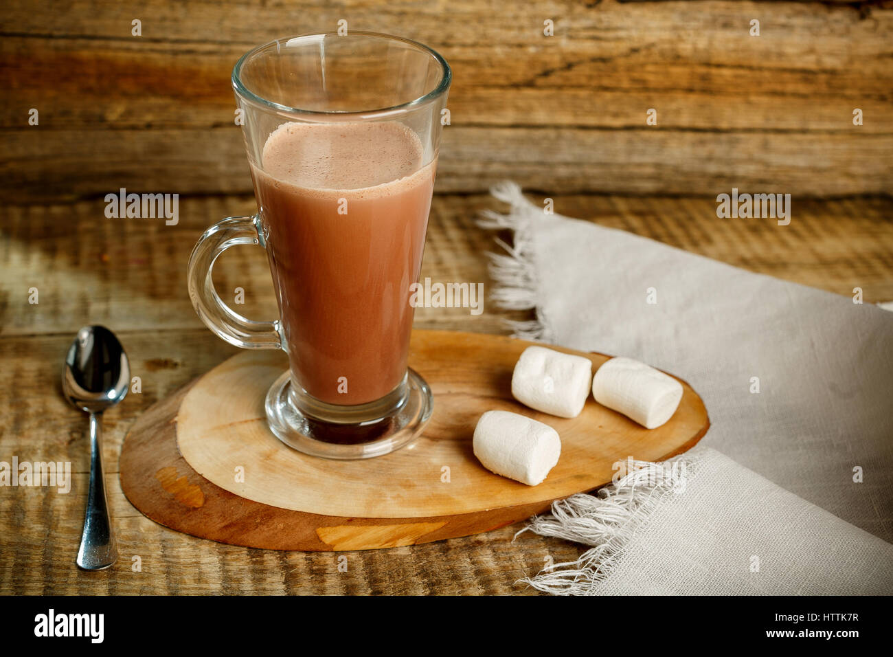 Kaffee mit Milch, Kaffee, Kaffeebohnen, dunkel getönten Bild, selektiven Fokus. Stockfoto