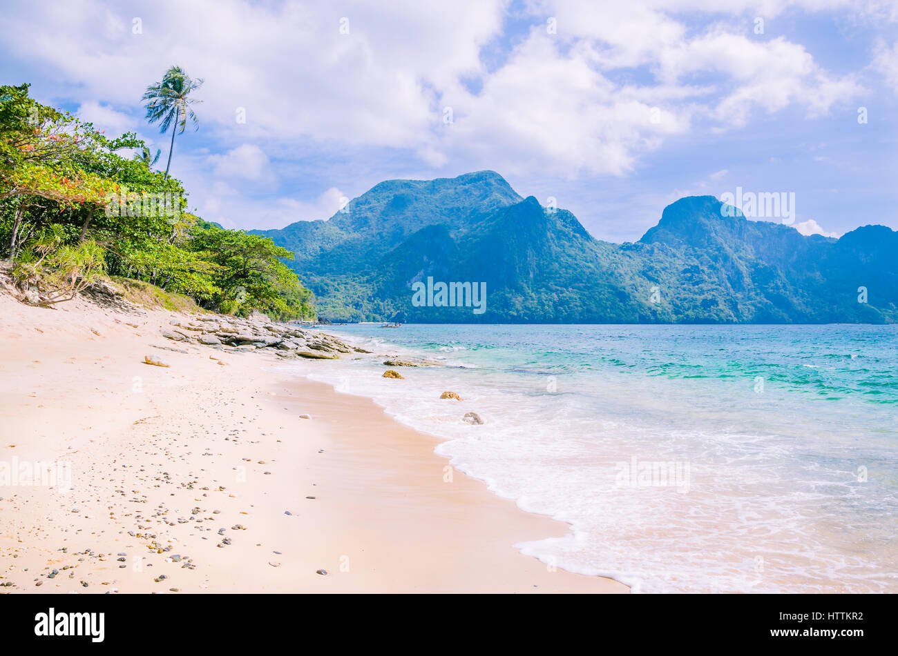 Atemberaubenden Strand am Island Helicopter im Bacuit Archipel in El Nido, Cadlao Insel im Hintergrund, Palawan, Philippinen Stockfoto