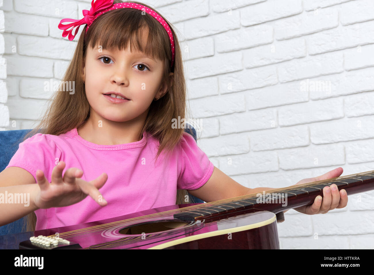 kleines Mädchen, Gitarre zu spielen Stockfoto
