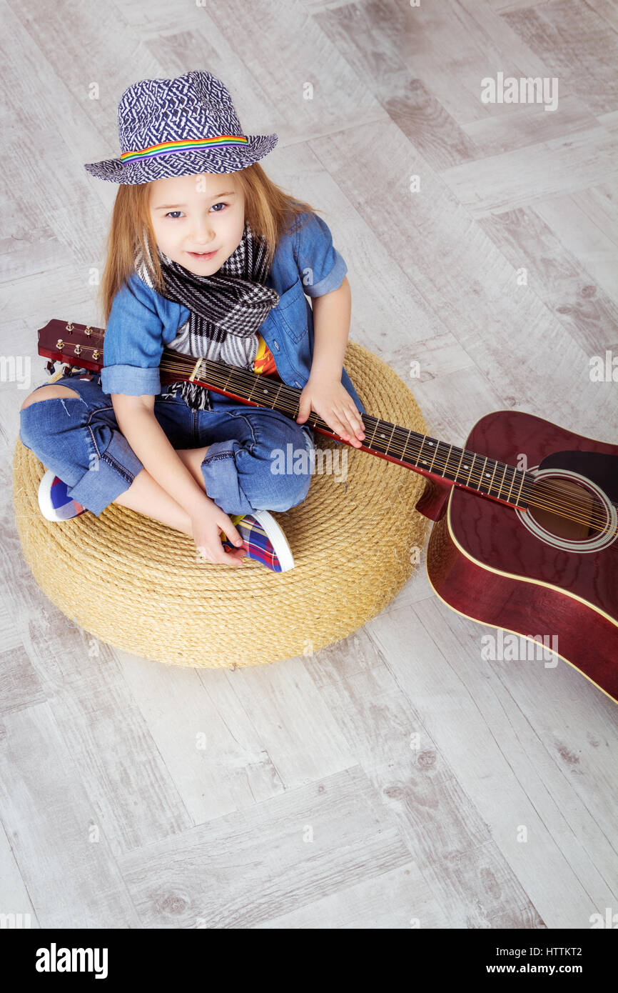 kleines Mädchen sitzt im Lotussitz Stockfoto