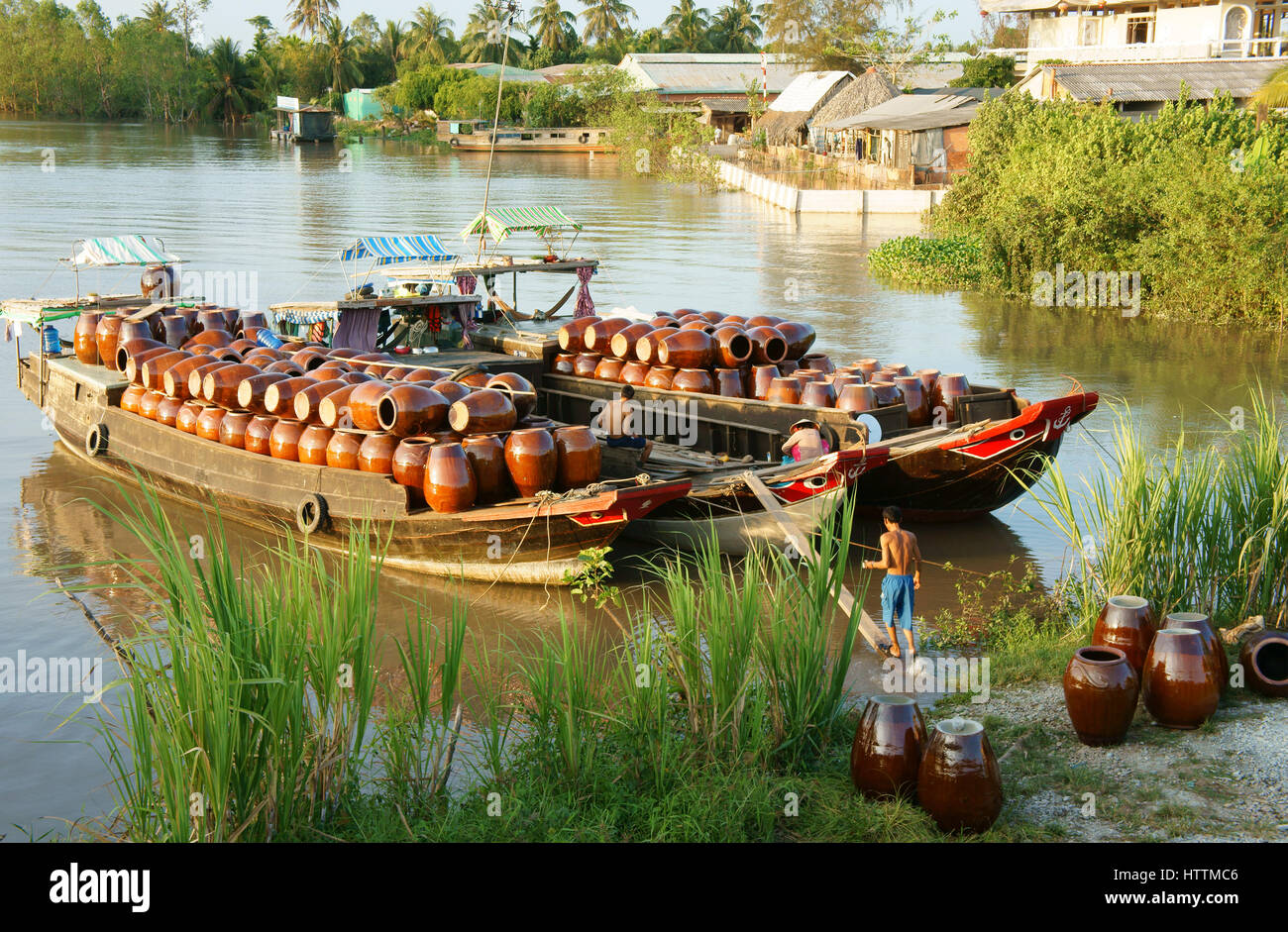 Ben Tre, Viet Nam, Transport Handwerk Produkt am Fluss Mekong-Delta, Schönheit, bunten Szene der vietnamesischen Landschaft am Abend, Vietnam Stockfoto