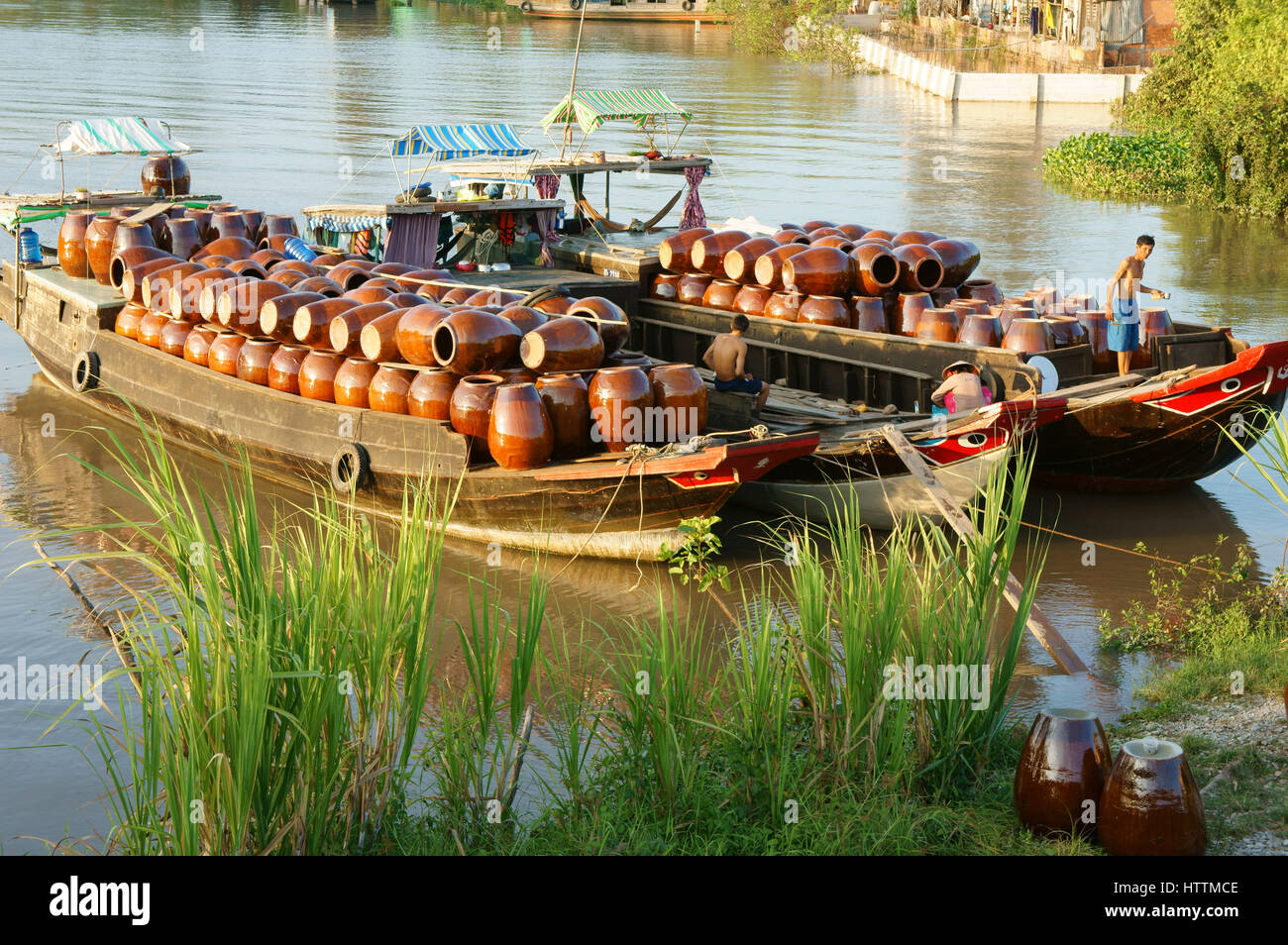 Ben Tre, Viet Nam, Transport Handwerk Produkt am Fluss Mekong-Delta, Schönheit, bunten Szene der vietnamesischen Landschaft am Abend, Vietnam Stockfoto