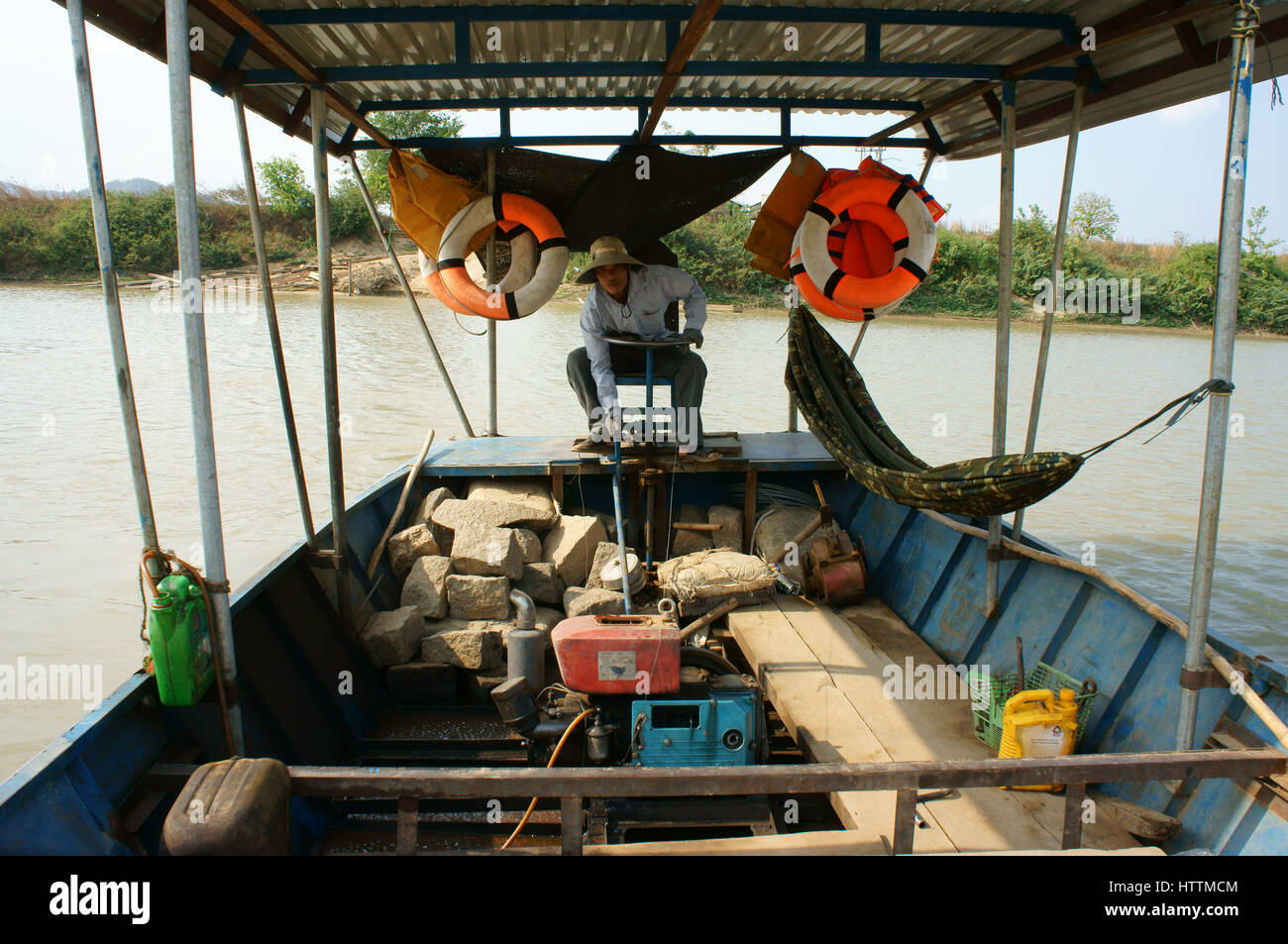 Transport für Menschen überqueren den Fluss auf Armen vietnamesischen Lande, Fährmann Arbeit am Tag Steuern Fähre Boot, primitive, unsicheren Fahrzeug, Vietnam Stockfoto