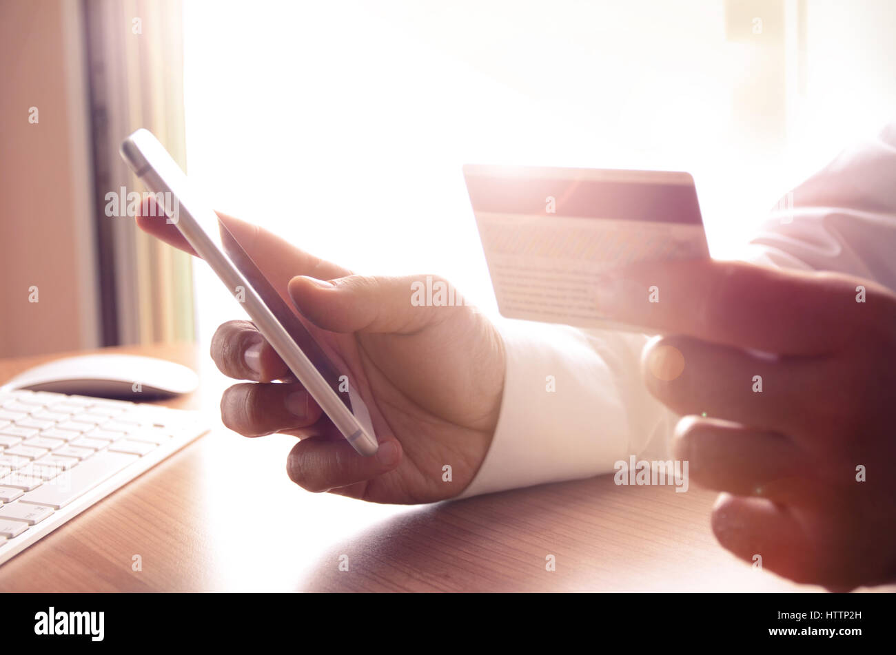 Nahaufnahme des Mannes Hände halten Sie Kreditkarten und Handy. Konzept für m-Commerce, Online-shopping, m-Banking, Internet-Sicherheit. Stockfoto