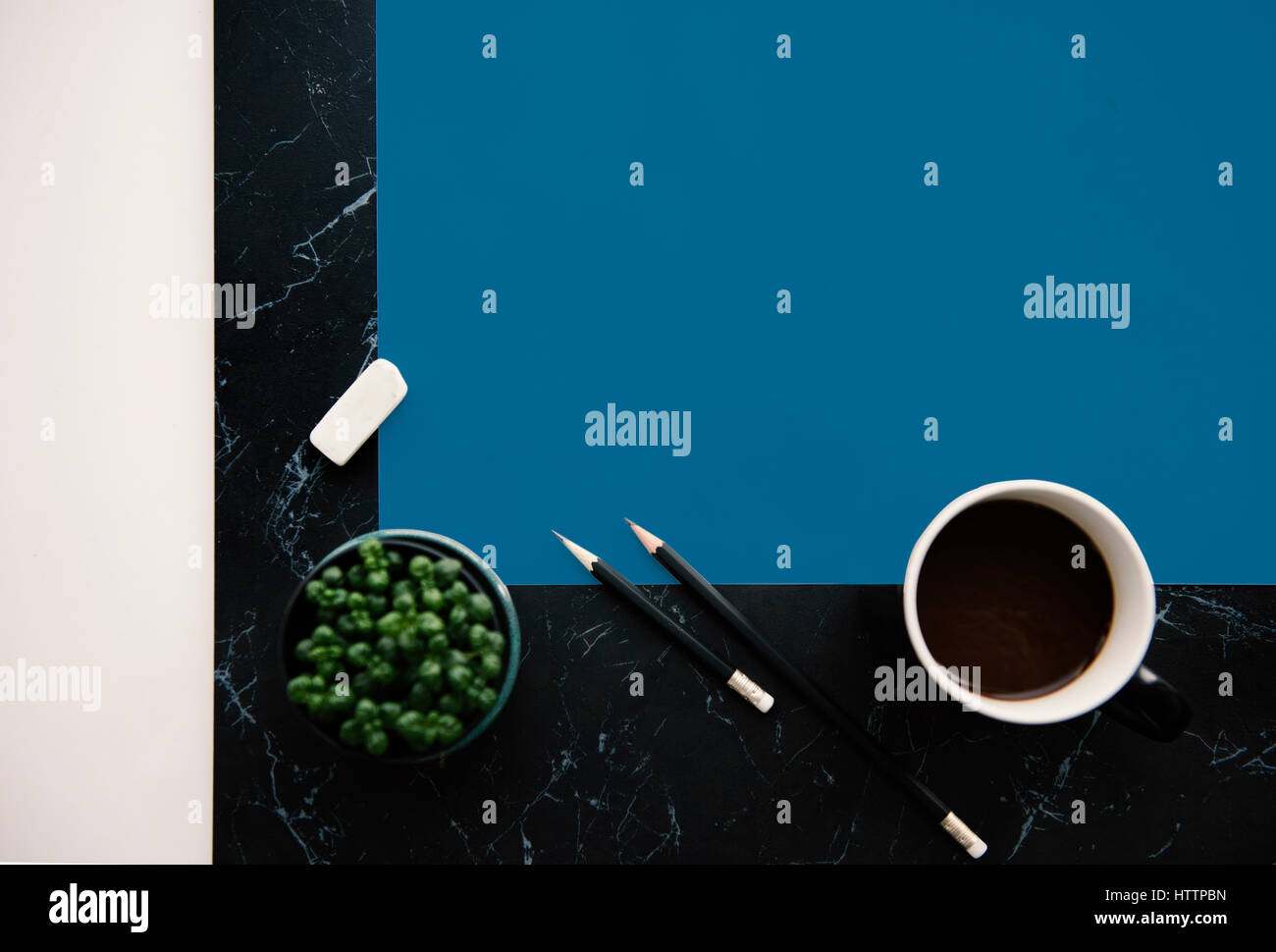 Flatlay Bleistift Papier Radiergummi Pflanze Kaffee Stockfoto