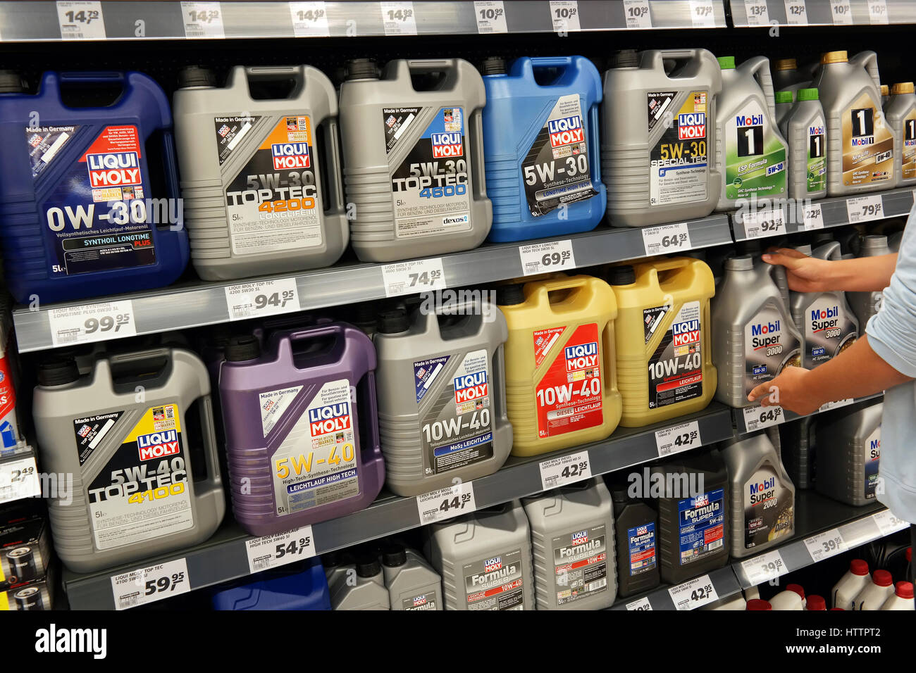 Motor-Öl-Produkte in einem Geschäft Stockfoto