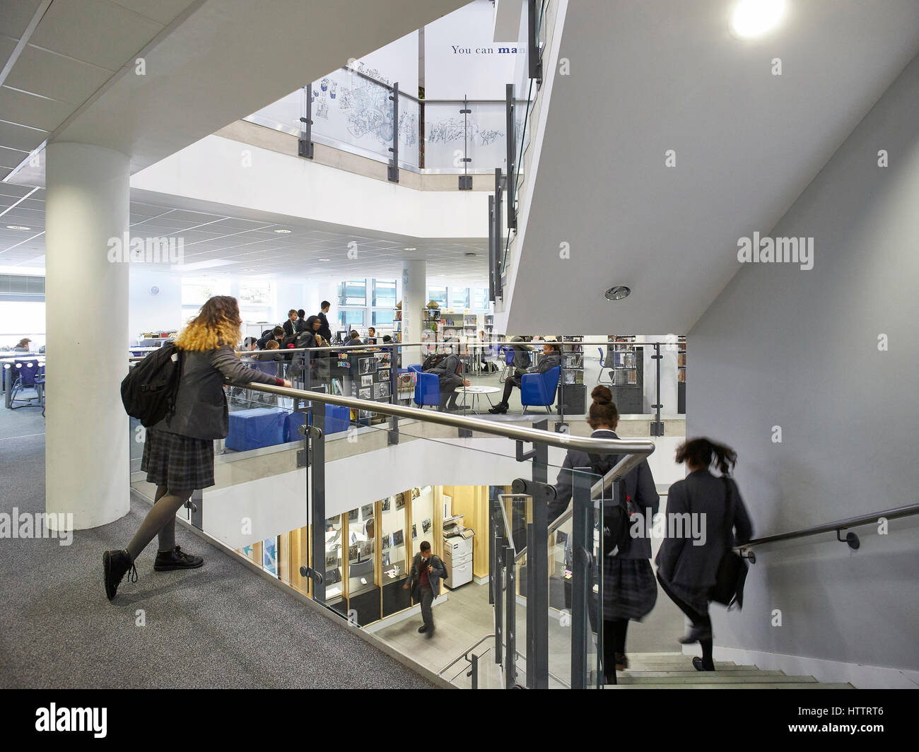 Main Treppe im Einsatz. Kensington Aldridge Academy, London, Vereinigtes Königreich. Architekt: Studio E Architekten, 2016. Stockfoto