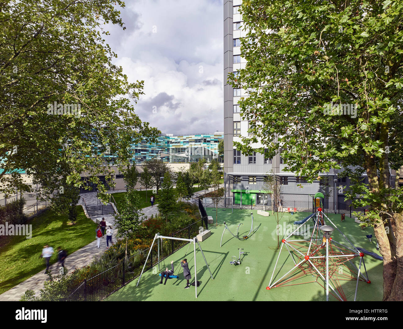 Gemeinschaft spielen Bereich neben der Schule. Kensington Aldridge Academy, London, Vereinigtes Königreich. Architekt: Studio E Architekten, 2016. Stockfoto