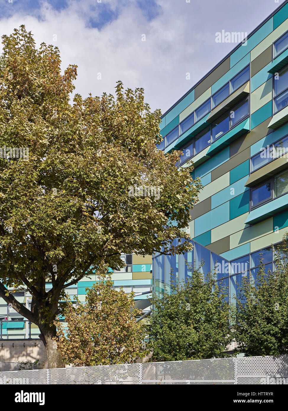Abstrakte Detail der Fassade und Landschaftsgestaltung. Kensington Aldridge Academy, London, Vereinigtes Königreich. Architekt: Studio E Architekten, 2016. Stockfoto