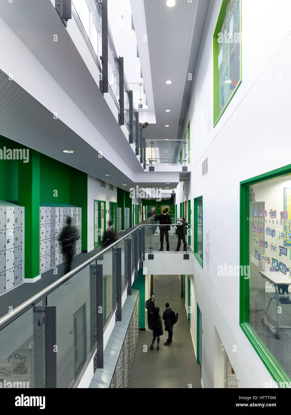 Licht gefüllt Korridor im Einsatz. Kensington Aldridge Academy, London, Vereinigtes Königreich. Architekt: Studio E Architekten, 2016. Stockfoto
