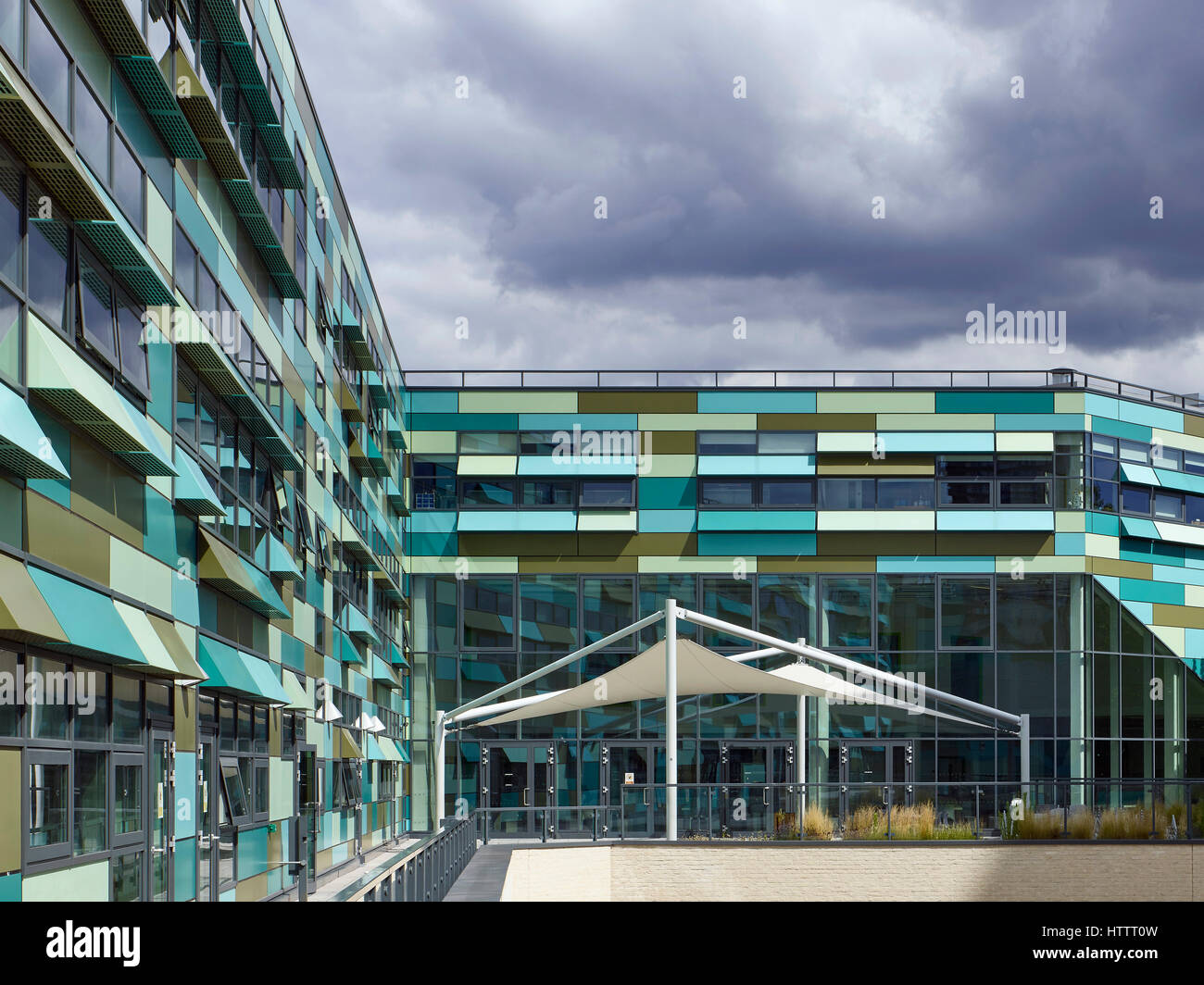 Terrasse. Kensington Aldridge Academy, London, Vereinigtes Königreich. Architekt: Studio E Architekten, 2016. Stockfoto