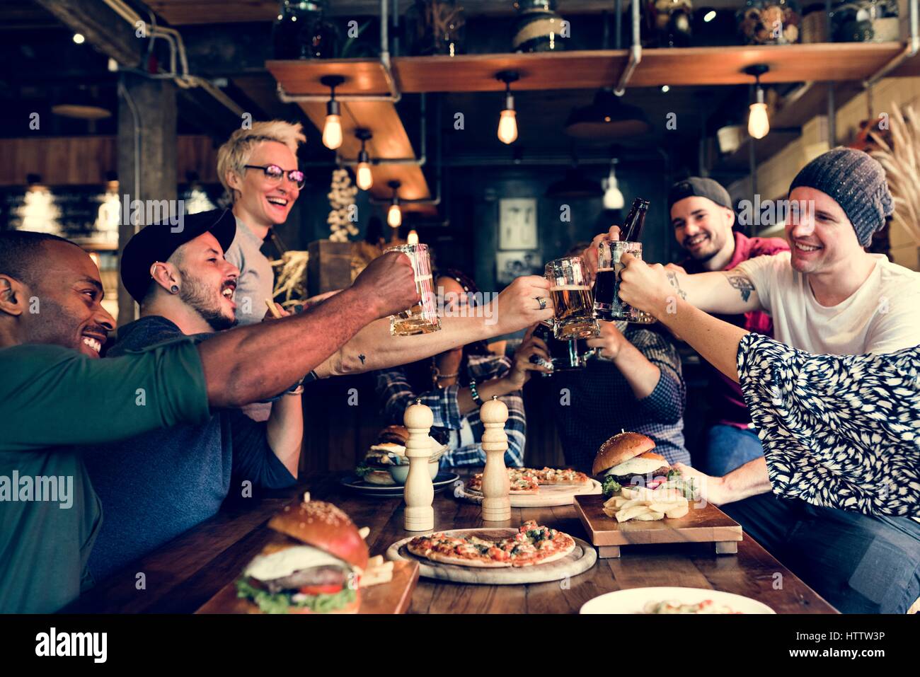 Hände halten Getränke Bier Flasche Cheers Stockfoto