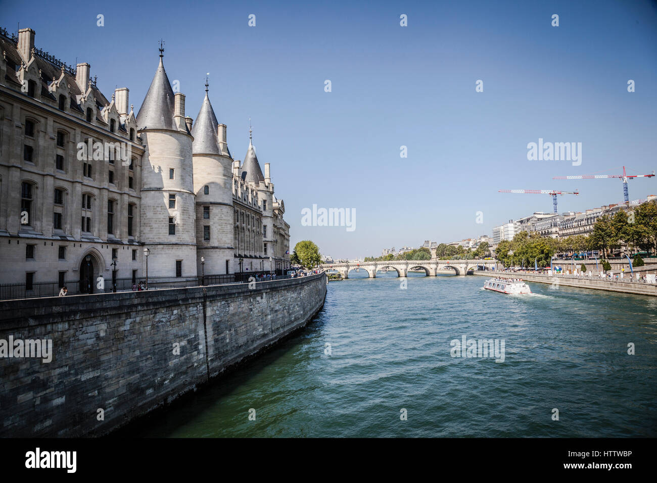 Ansicht der Conciergerie - ehemaliges Gefängnis und ein Teil der alten königlichen Palast am Ufer der Seine in Paris, Frankreich. Stockfoto
