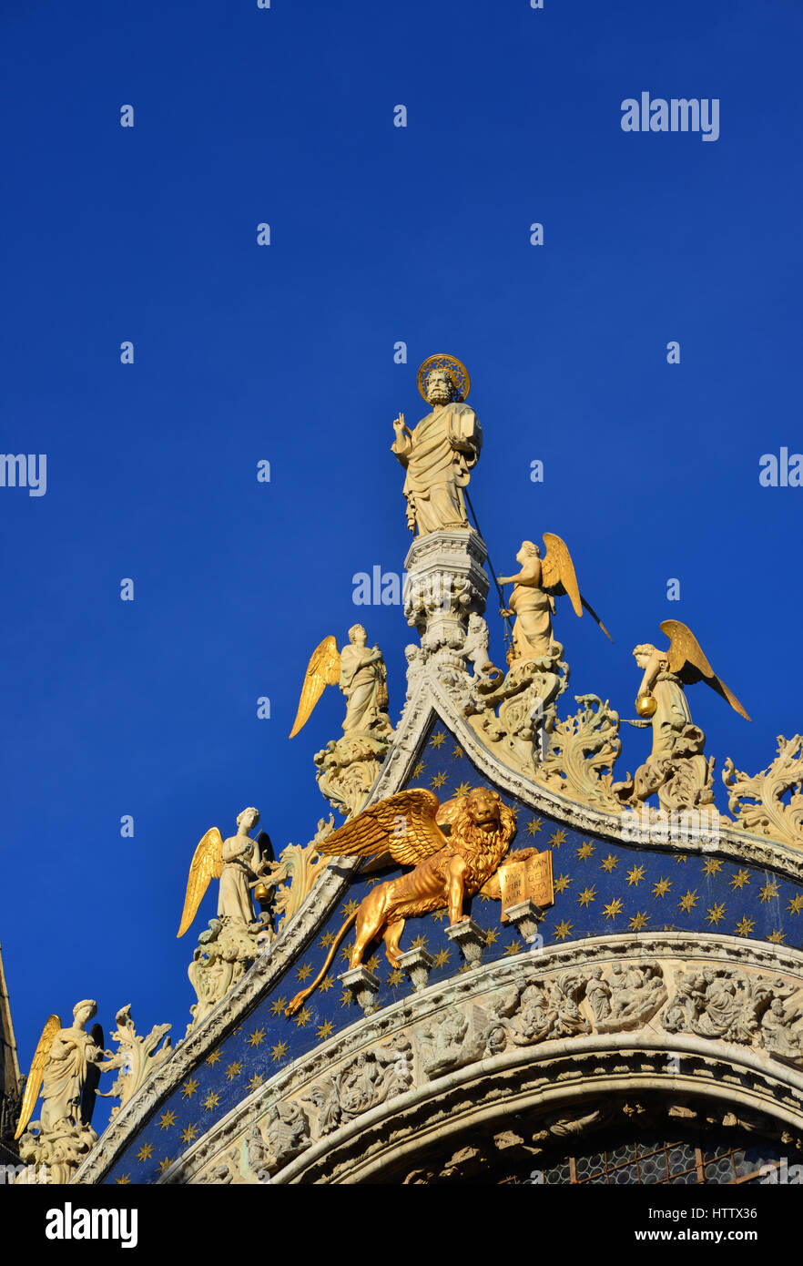 Basilika Saint Mark Top Statuen glänzt wie Gold bei Sonnenuntergang in Venedig (mit textfreiraum) Stockfoto