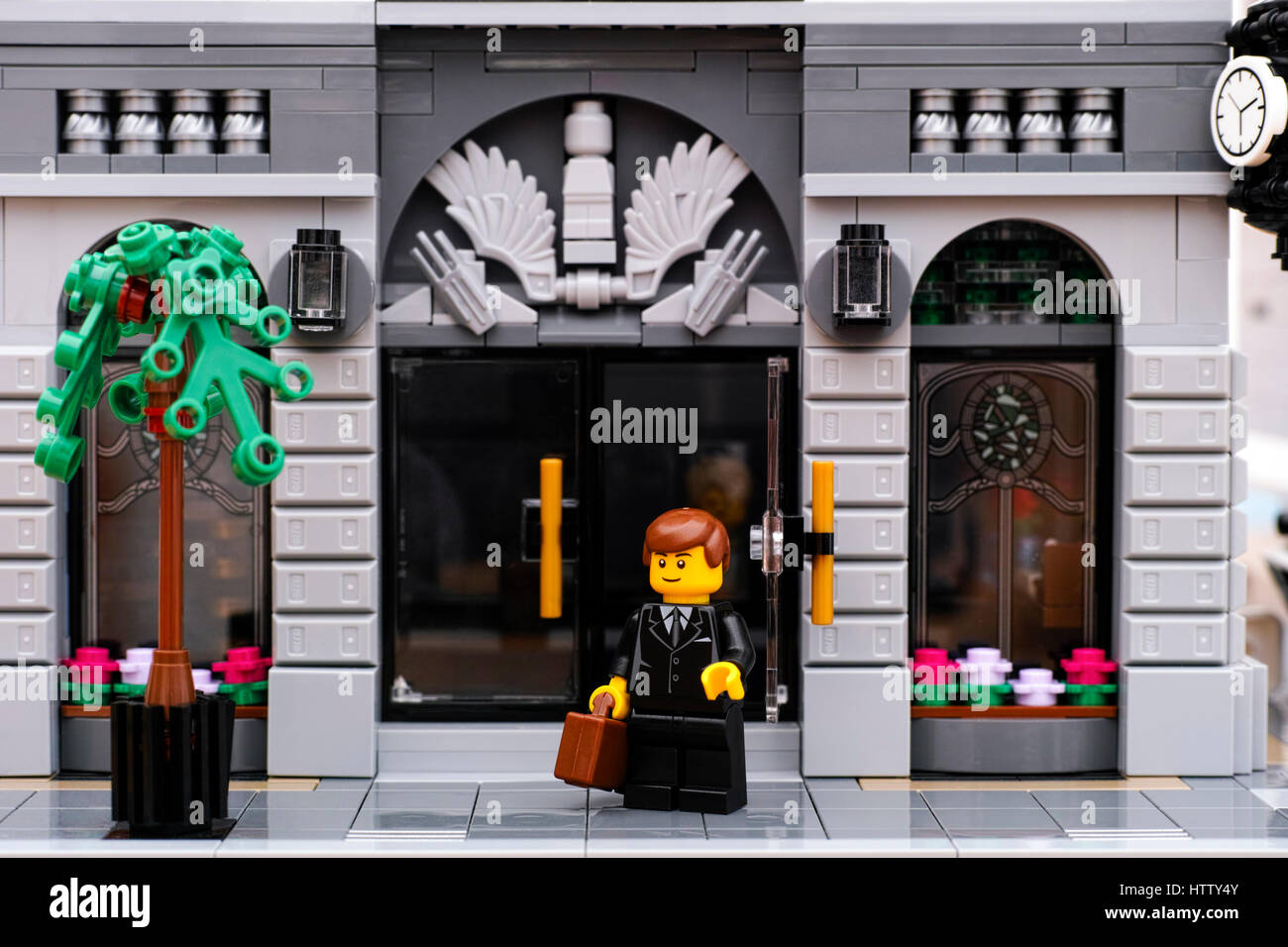 Tambow, Russische Föderation - 21. Januar 2017 Lego Geschäftsleute auf der Straße am Eingang der Lego-Bank. Studio gedreht. Stockfoto