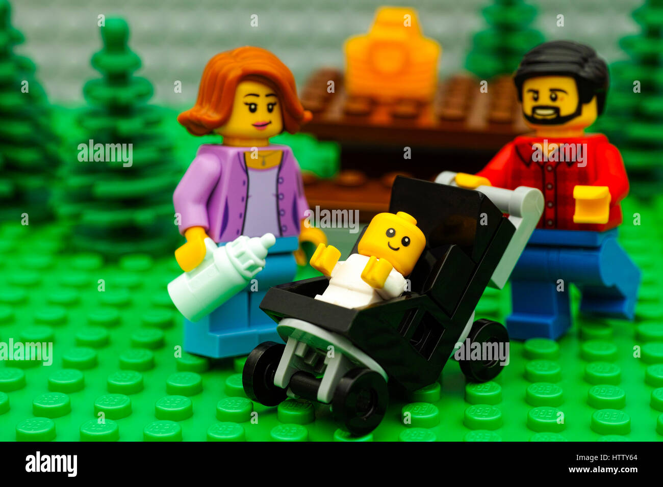 Tambow, Russische Föderation - 21. September 2016 Lego-Familie ein Picknick im Park. Lego Familie Minifiguren - Vater, Mutter und Baby im Kinderwagen. Studio Stockfoto
