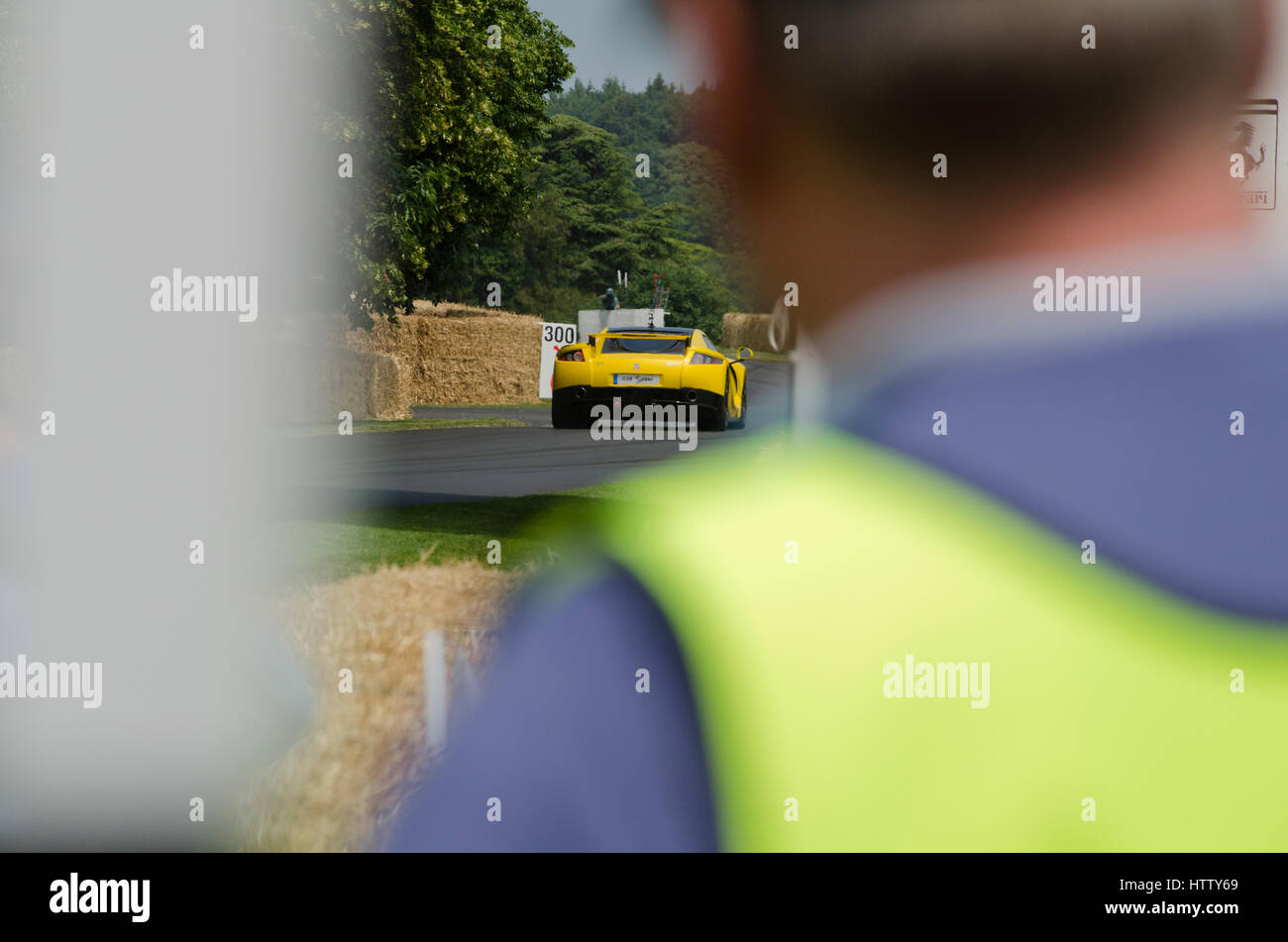 Blick über die Schulter eines Mannes auf dem Goodwood Festival of Speed classic Auto Sport Rennevent in sussex Stockfoto