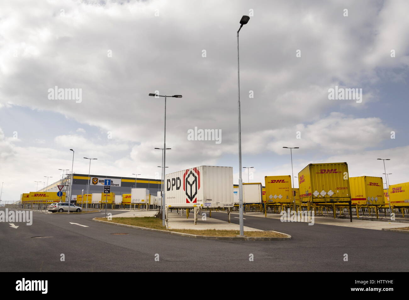 DOBROVIZ, Tschechische Republik - März 12: DHL und DPD Versandbehälter vor  Amazon Logistikgebäude am 12. März 2017 in Dobroviz, Tschechischen Repub  Stockfotografie - Alamy