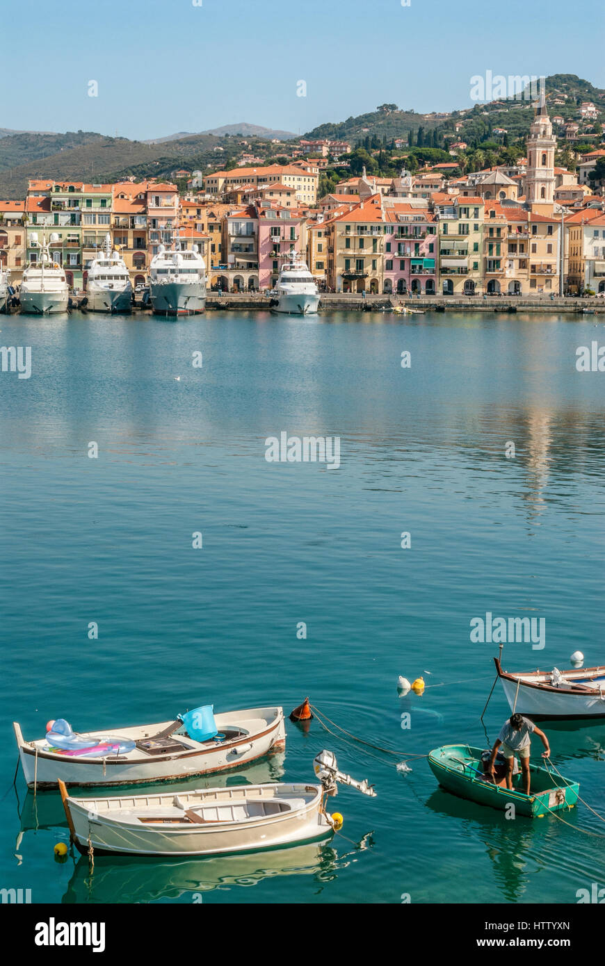 Angelboote/Fischerboote im Hafen vor der alten Stadt von Oneglia in Imperia an der ligurischen Küste, Nord-West-Italien. Stockfoto