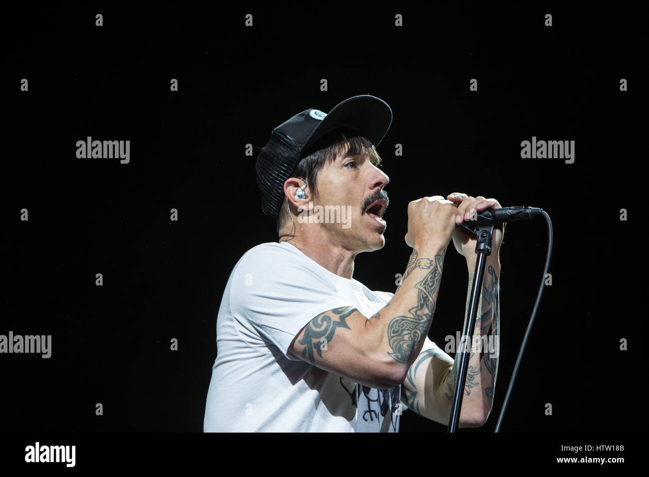 Red Hot Chili Peppers führen auf The Getaway World Tour im Air Canada