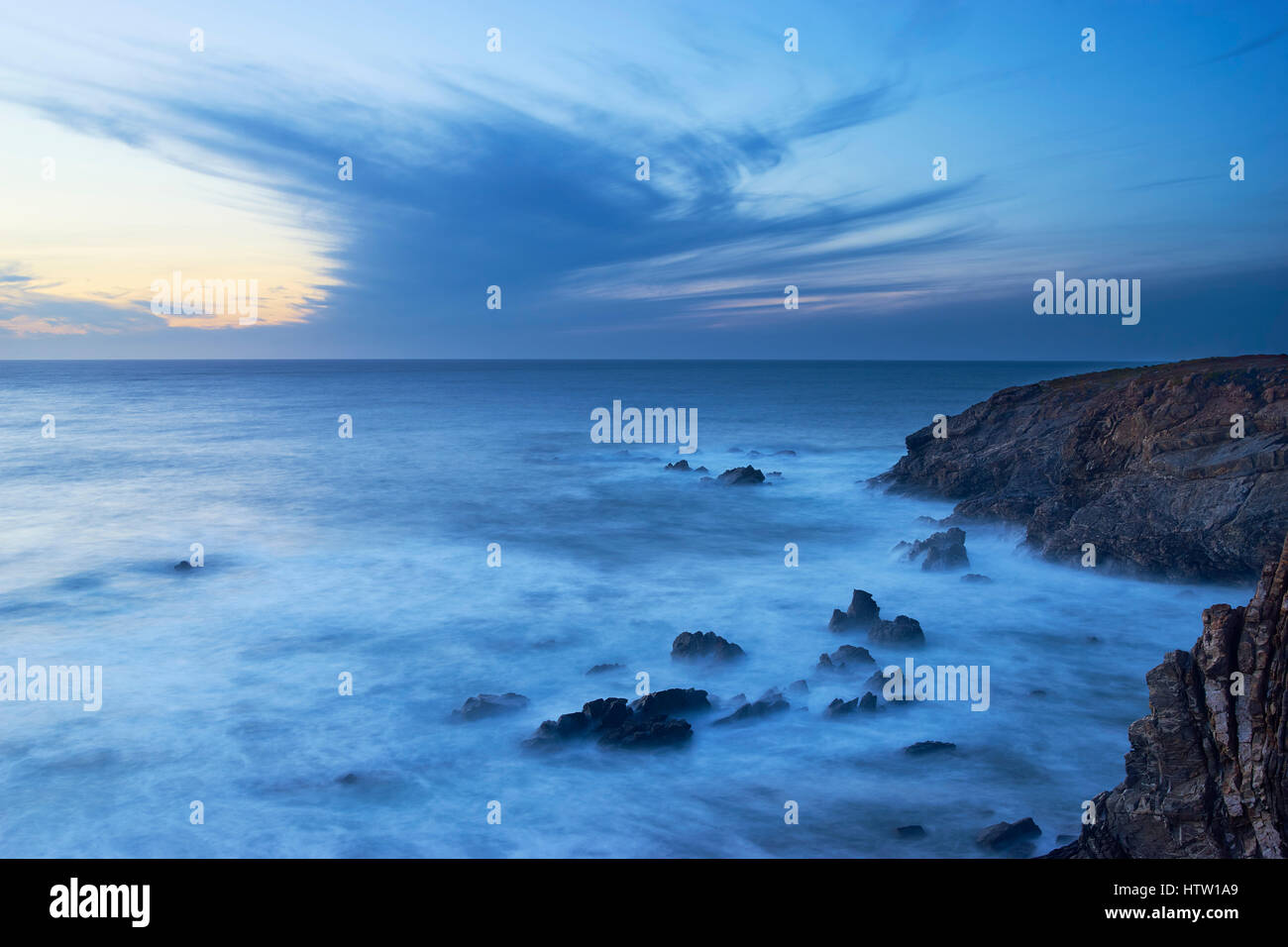 Wolkenbildung über dem Atlantik.  In der Nähe von Vila Nova de Milfontes, Alentejo, Portugal. Stockfoto