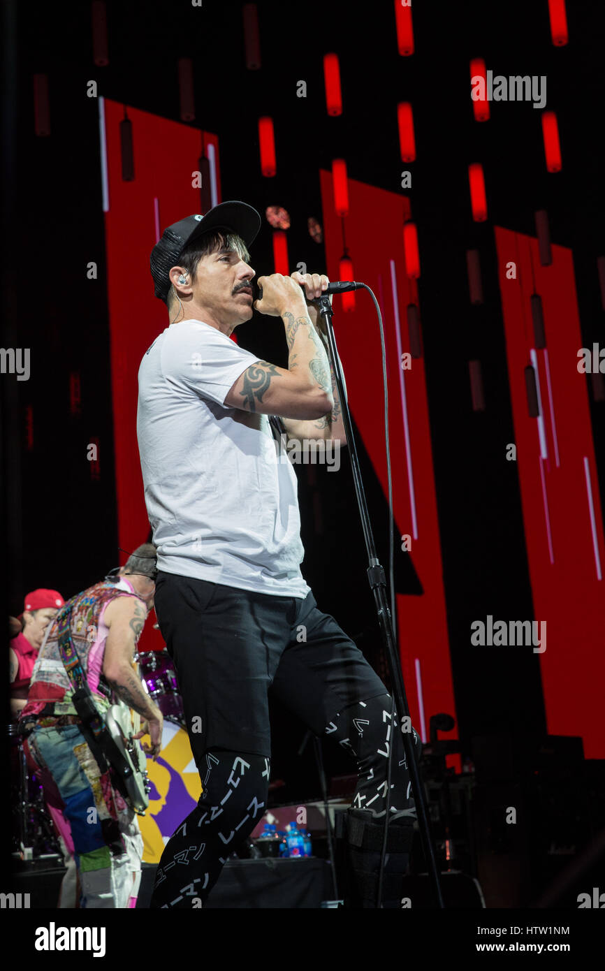 Red Hot Chili Peppers führen auf The Getaway World Tour im Air Canada