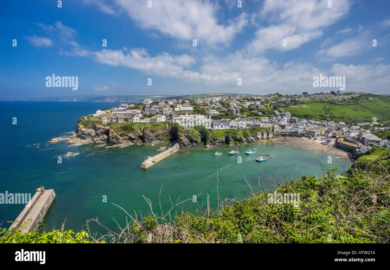 Vereinigtes Königreich, Süd-West-England, Cornwall, Port Isaac, Blick auf den Fischereihafen und den Deichen von Roscarrock Hill Stockfoto