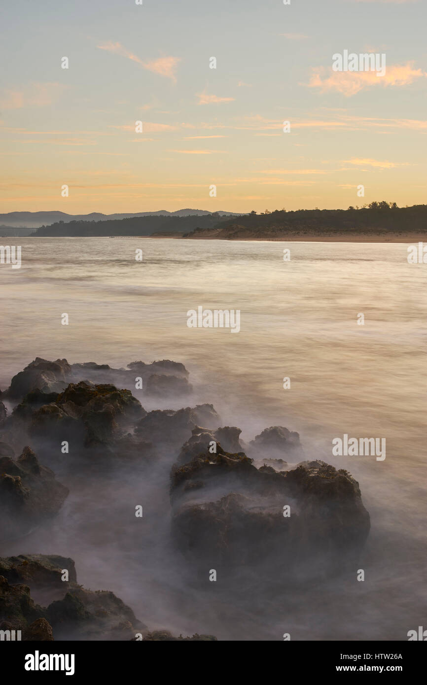 Fluss Mira bei Sonnenaufgang, Vila Nova de Milfontes, Alentejo, Portugal. Stockfoto