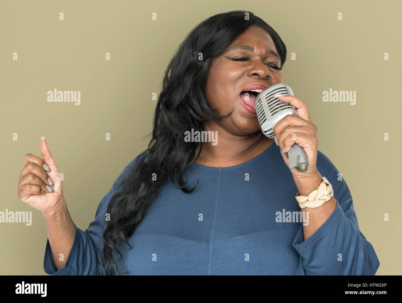 Afrikanischer Herkunft Frau singen Stockfoto