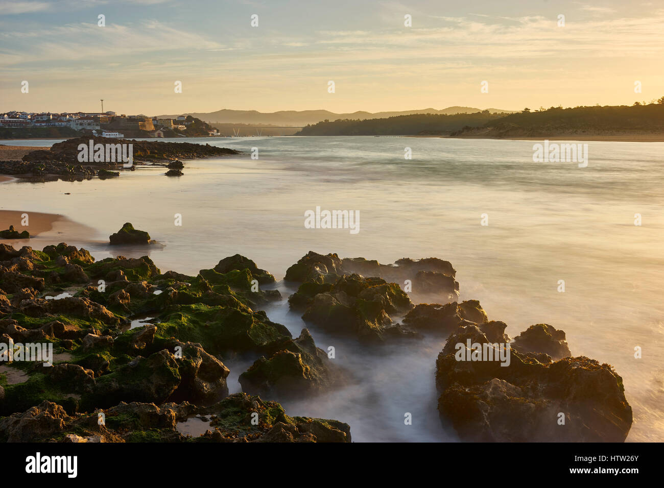 Fluss Mira bei Sonnenaufgang, Vila Nova de Milfontes, Alentejo, Portugal. Stockfoto