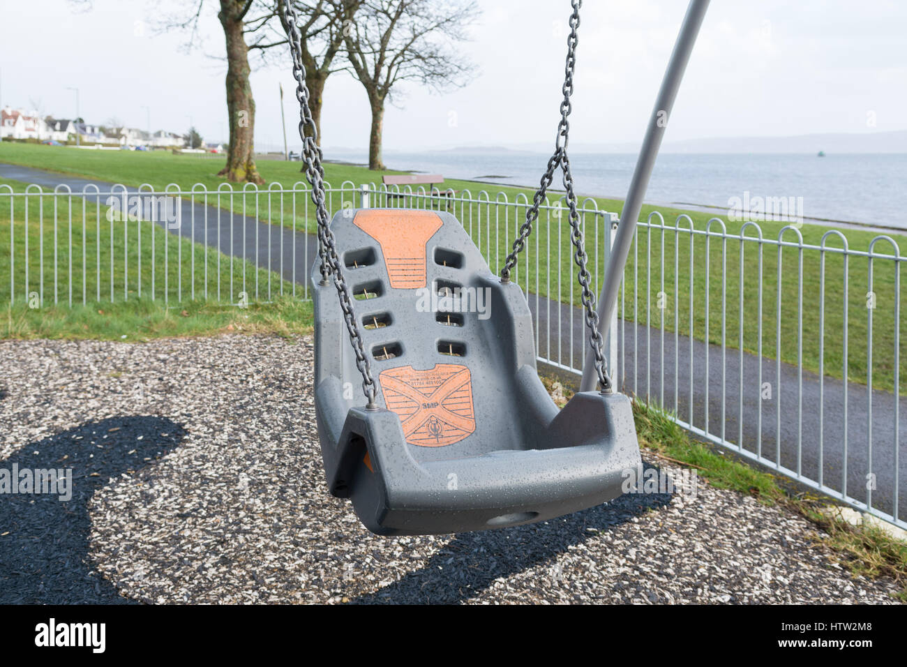 integrative Spielgeräte besondere braucht Schwung im öffentlichen Park in Helensburgh, Schottland, Vereinigtes Königreich Stockfoto