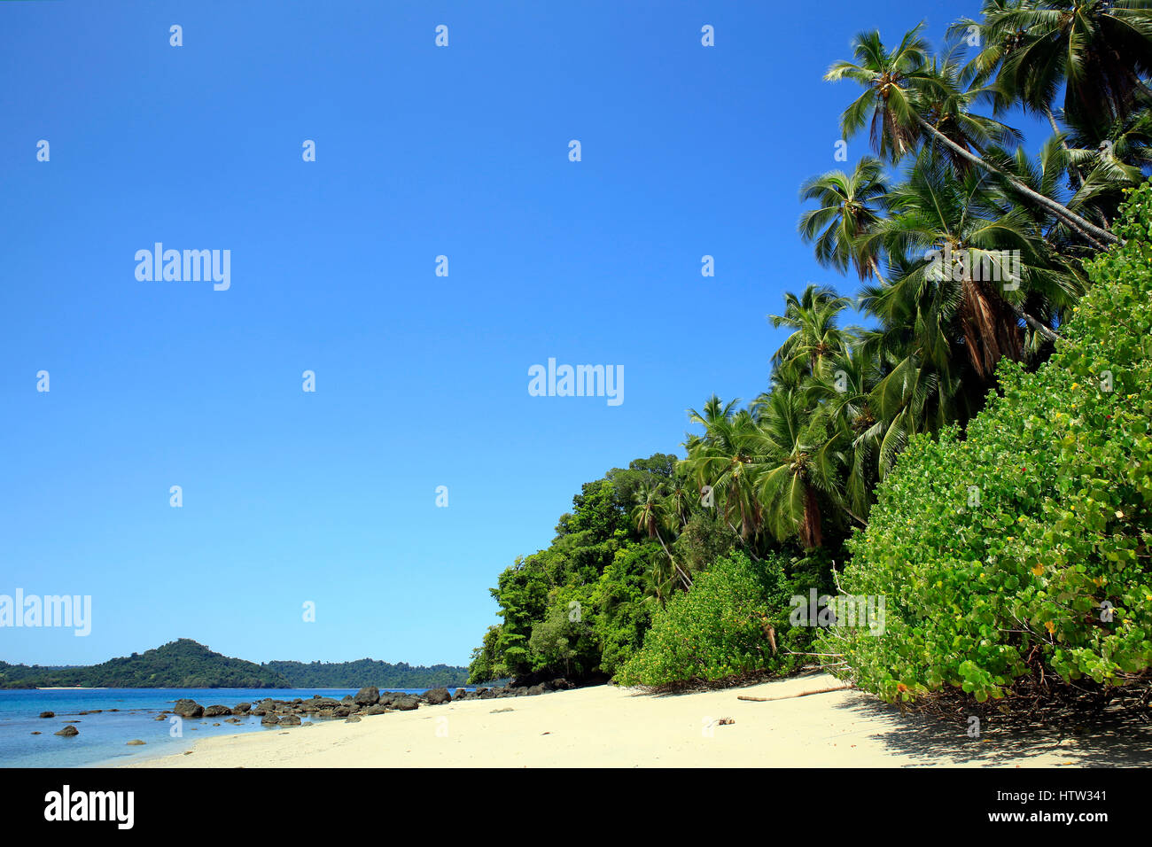 Tropischer Strand Coibita, aka Rancheria mit Isla Coiba im Hintergrund. Coiba-Nationalpark, Panama Stockfoto
