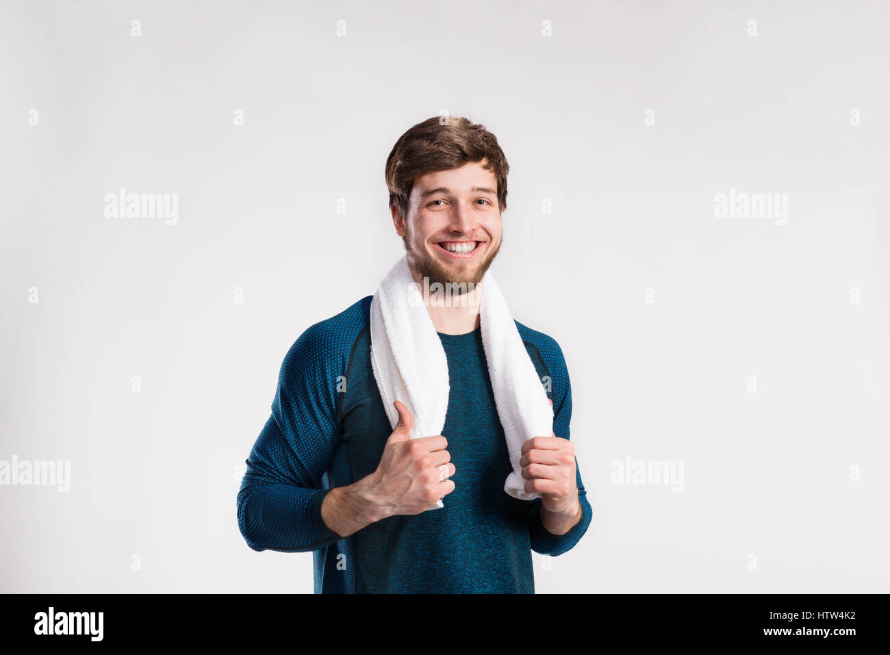 Gut aussehend Fitness Mann ruhen Sie sich nach Arbeit aus, Handtuch um nec Stockfoto