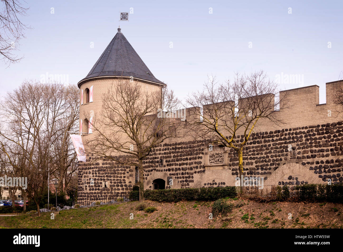 Europa, Deutschland, Nordrhein-Westfalen, Köln, mittelalterlichen Stadtmauer mit dem Sachsen-Turm auf dem Sachsenring Straße. Stockfoto
