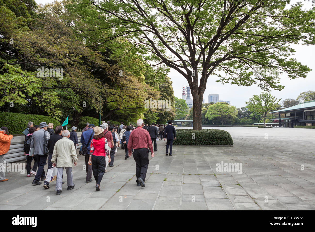TOKYO, JAPAN - ca. April 2013: Besuchergruppe follow-up zum Kyuden Totei Plaza in der Nähe der Chowaden-Empfangshalle führen. Kaiserpalast von Tokio ist Stockfoto