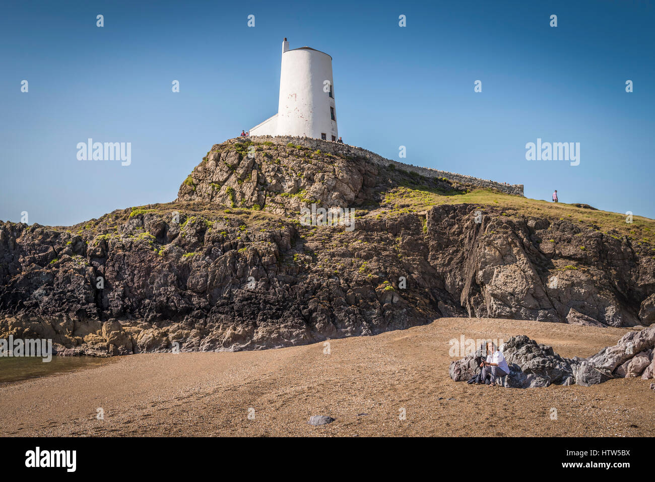 Tŵr Mawr Leuchtturm am Strand von Anglesey. Stockfoto