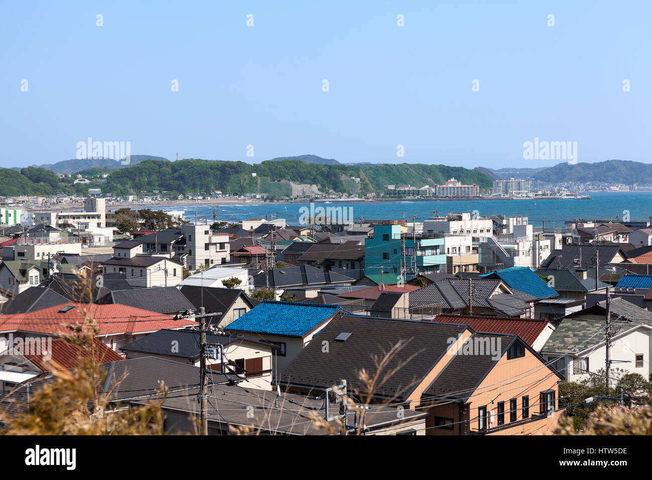 KAMAKURA, JAPAN - ca. April 2013: Top Aussicht auf die Stadt Kamakura. Häuser mit Farbe Dächer sind an der Küste von Pasific Ozean. Kamakura ist eine kleine t Stockfoto