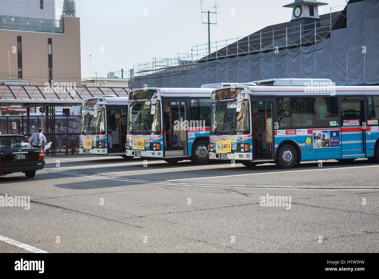 KAMAKURA, JAPAN - ca. April 2013: Linienbusse warten am Hauptbahnhof in der Stadt Kamakura in der Präfektur Kanagawa. Der Bus-Service-Betreiber ist die Enosch Stockfoto