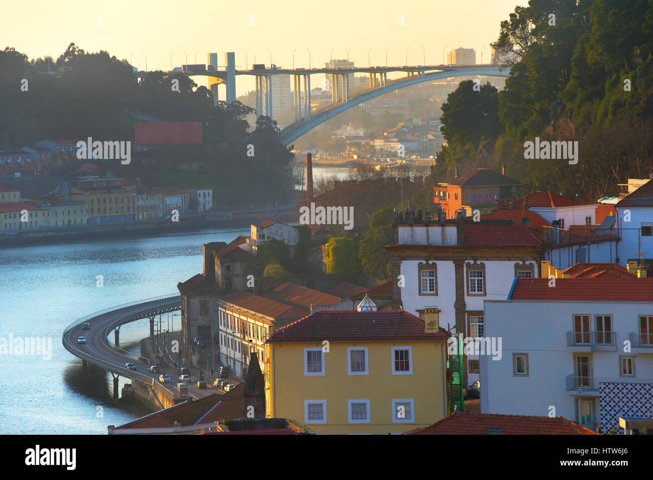 Blick auf die Altstadt von Porto und Arrabida Brücke bei Sonnenuntergang. Portugal Stockfoto
