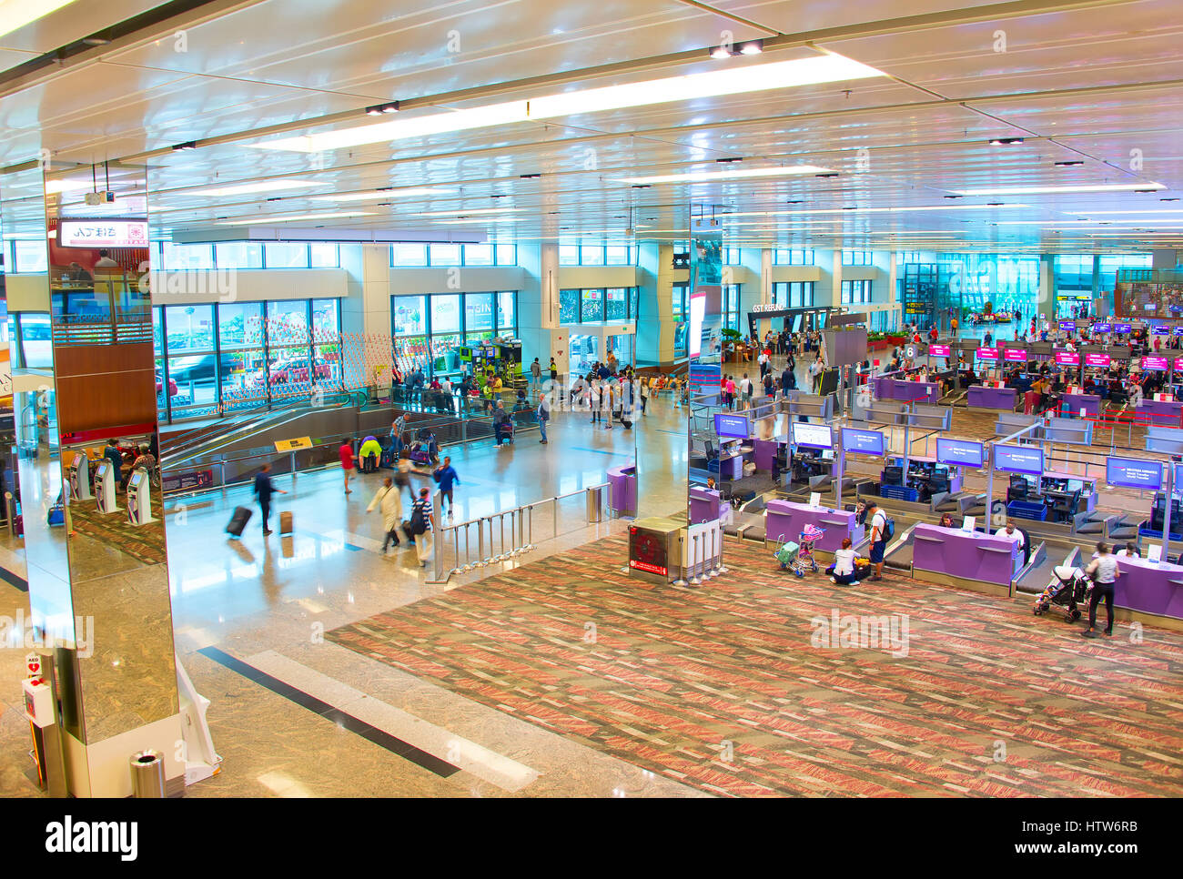 Singapur - 13. Januar 2017: Moderne Interieur des internationalen Flughafen Changi in Singapur. Changi Airport dient mehr als 100 Fluggesellschaften 6.100 Stockfoto