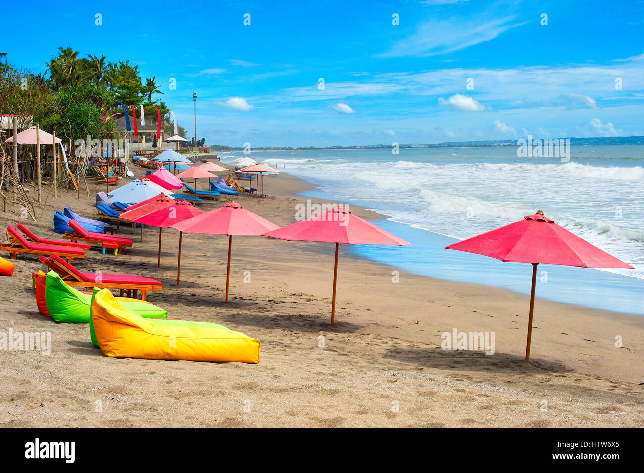 Bali Strand mit Säcken, Sonnenschirme und Liegestühle auf der. Indonesien Stockfoto