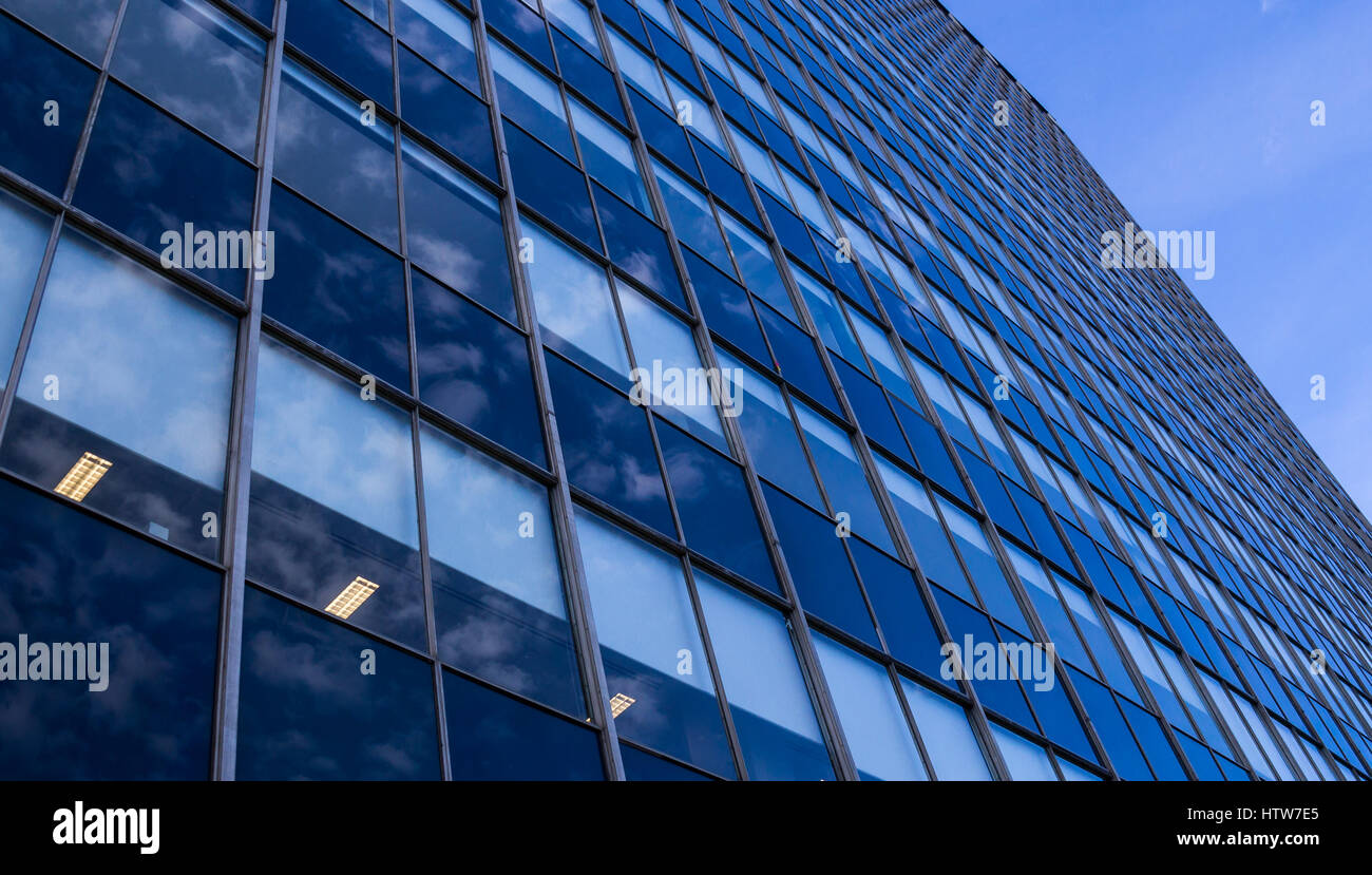 Moderne gläserne Wolkenkratzer Fassade perspektivische Ansicht Stockfoto