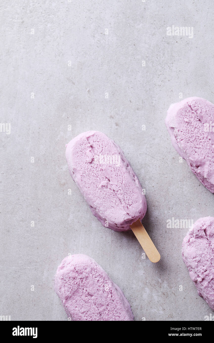 Leckeres Eis auf dem Tisch Stockfoto