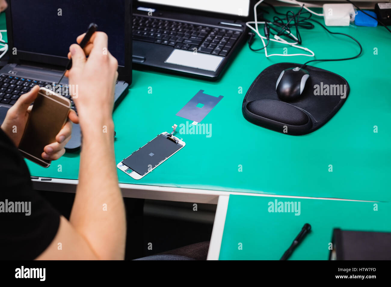 Handy Reparatur Mann Stockfoto
