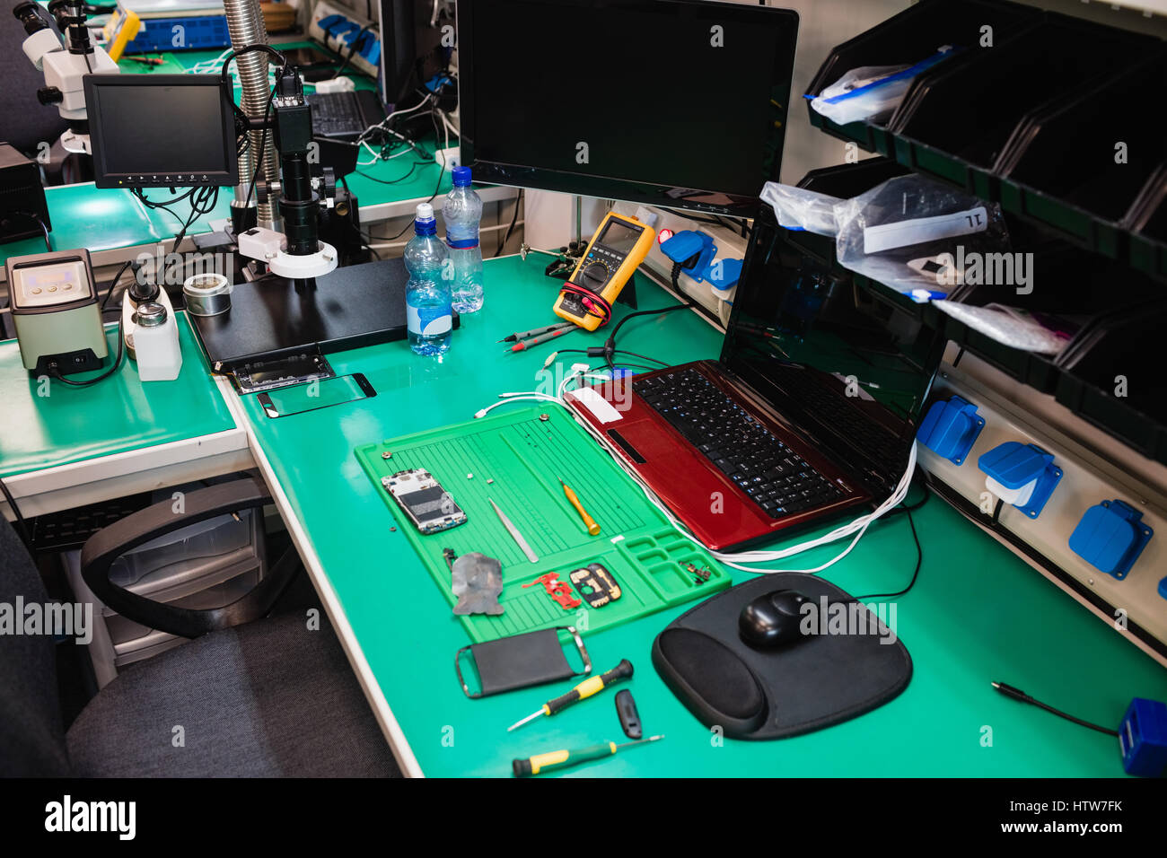 Innenraum eines elektronischen Service-Zentrums Stockfoto